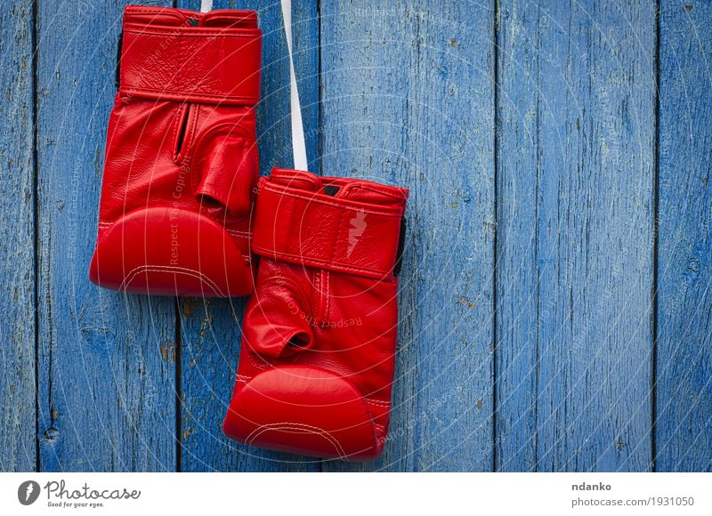 Rote lederne Boxhandschuhe, die an einem Seil hängen Sport Erfolg Verlierer Handschuhe Leder Ring Holz alt dreckig retro blau rot Macht Konkurrenz Misserfolg