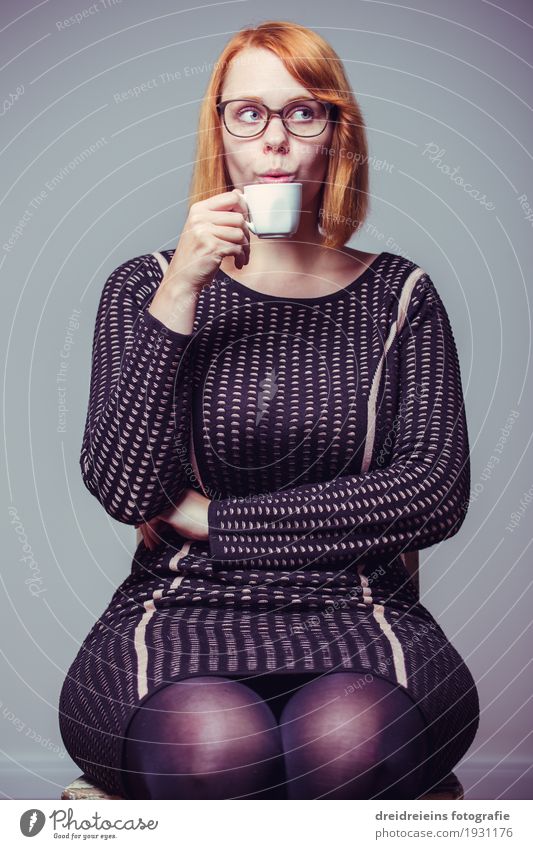 Kaffeepause trinken Heißgetränk Kakao Espresso Tee Lifestyle feminin Frau Erwachsene Erholung genießen sitzen Coolness elegant Erfolg heiß trendy nerdig