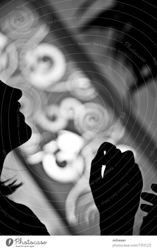Silhouette einer Frau Mensch feminin Hand 1 sitzen ästhetisch schön schwarz weiß Vorhang Pflanze Schwarzweißfoto Innenaufnahme Tag Licht Kontrast Unschärfe