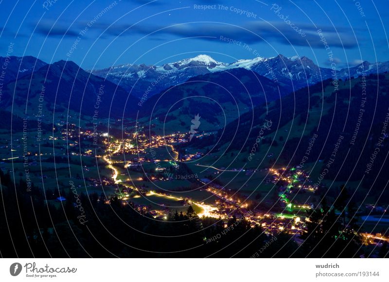 Schlafenszeit Landschaft Wolken Nachthimmel Sommer Hügel Alpen Berge u. Gebirge Schneebedeckte Gipfel Gstaad Schweiz Dorf Verkehrswege Autofahren Straße