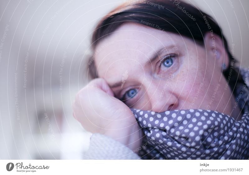 krank Lifestyle Krankheit Allergie Frau Erwachsene Leben Gesicht 1 Mensch 30-45 Jahre 45-60 Jahre Blick träumen Traurigkeit Gefühle Müdigkeit Erschöpfung