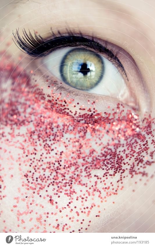 glitter Kosmetik Schminke Wimperntusche Allergie Nachtleben ausgehen Feste & Feiern feminin Auge 1 Mensch glänzend Blick einzigartig grün rot Farbfoto