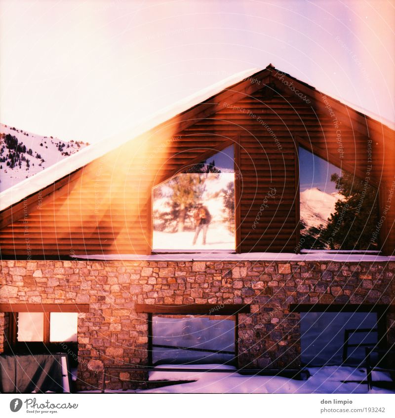 casa Haus Winter Klimawandel Schönes Wetter Berge u. Gebirge Pyrenäen soldeu Andorra Hütte Mauer Wand Fassade Fenster leuchten rot Warmherzigkeit analog