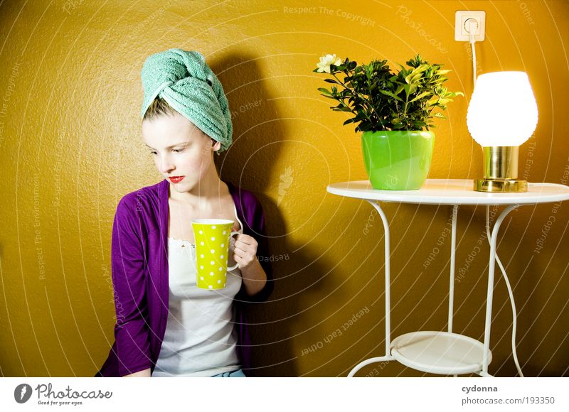 Der Tee wird kalt Kaffeetrinken Tasse Lifestyle elegant Stil Design schön Haare & Frisuren Häusliches Leben Wohnung Innenarchitektur Dekoration & Verzierung