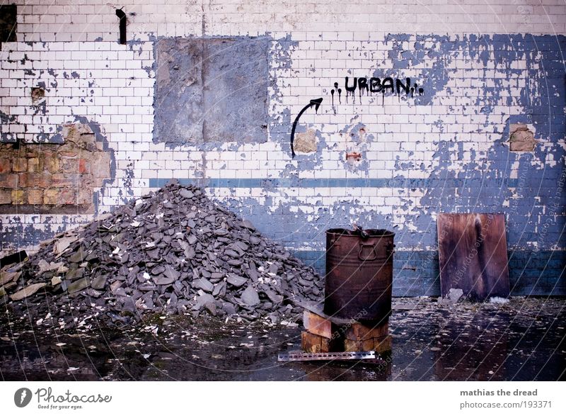URBAN Menschenleer Industrieanlage Fabrik Ruine Bauwerk Gebäude Mauer Wand Fassade Zeichen Schriftzeichen Graffiti alt außergewöhnlich bedrohlich dreckig dunkel