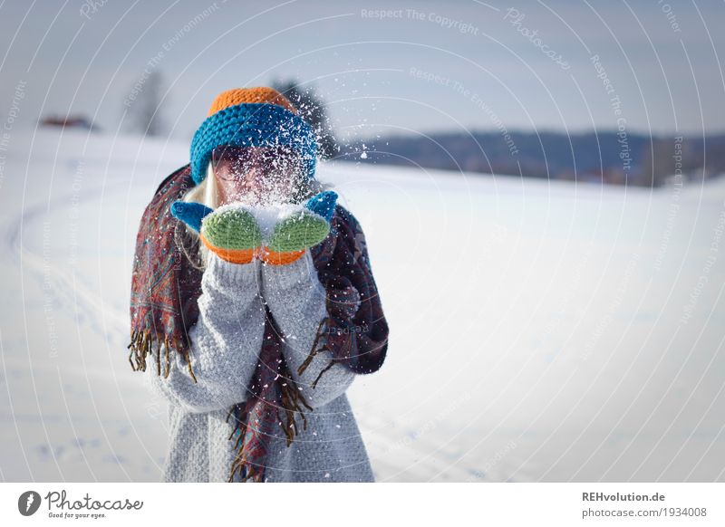 Jule | frau pustet schnee mit mütze und handschuhen Lifestyle Freizeit & Hobby Mensch feminin Junge Frau Jugendliche Erwachsene 1 18-30 Jahre Umwelt Natur