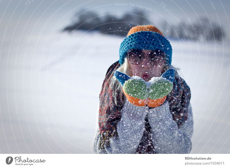 Jule | pustet Schnee Mensch feminin Junge Frau Jugendliche Gesicht 1 18-30 Jahre Erwachsene Umwelt Natur Landschaft Winter Sonnenbrille Schal Handschuhe Mütze