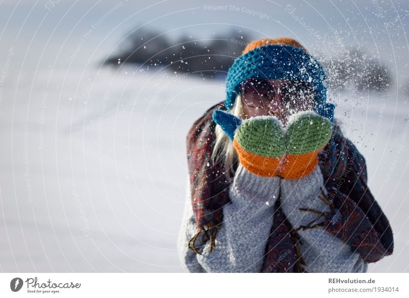 Frau pustet im Winter Schnee Mensch feminin Junge Frau Jugendliche 1 18-30 Jahre Erwachsene Umwelt Natur Landschaft Schönes Wetter Sonnenbrille Schal Handschuhe