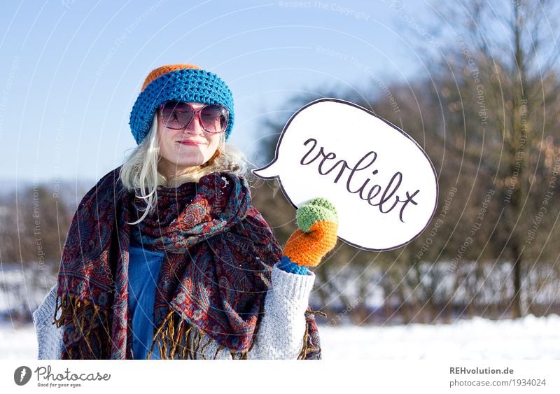 Jule (mit Sprechblase) ist verliebt Blick in die Kamera Junge Frau Mensch Erwachsene Sonnenbrille Schilder & Markierungen Porträt Außenaufnahme Winter Schnee