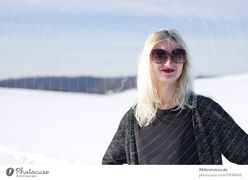 Junge Frau mit Sonnenbrille im Schnee Erwachsene Gesicht Schönes Wetter Winter Frost Eis blond Haare & Frisuren langhaarig 18-30 Jahre Mensch Lippenstift schön
