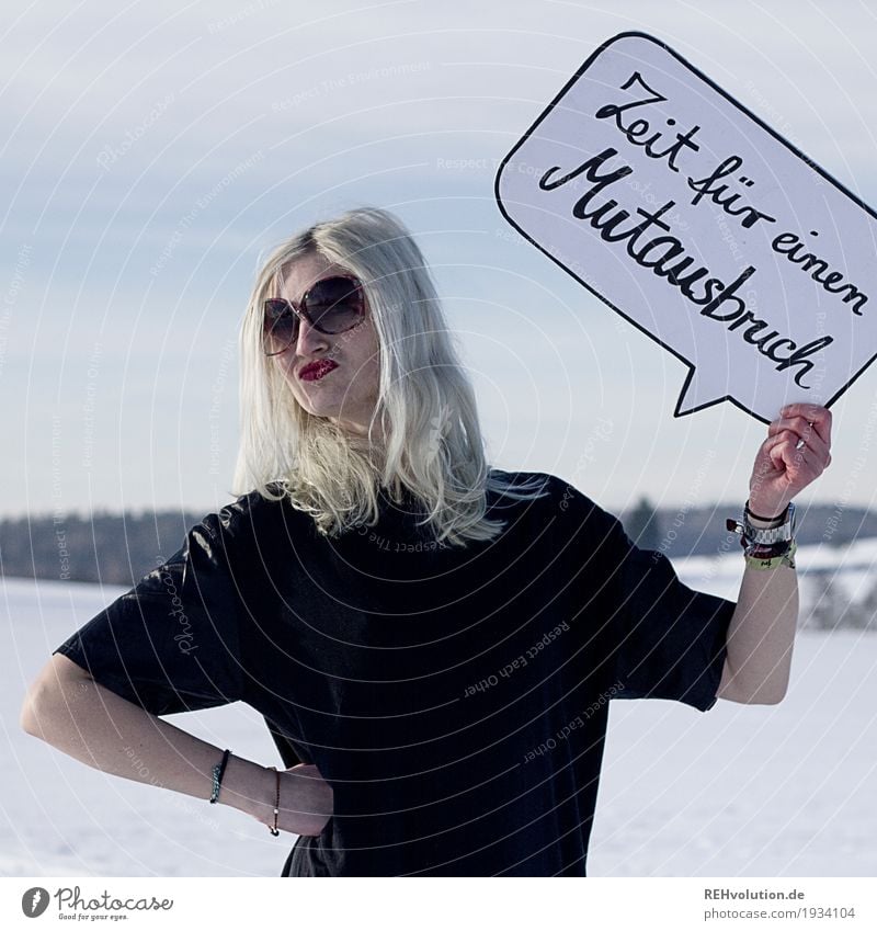 Zeit für einen Mutausbruch Mensch feminin Junge Frau Jugendliche Erwachsene 1 18-30 Jahre Umwelt Natur Landschaft Himmel Winter Schnee T-Shirt Sonnenbrille