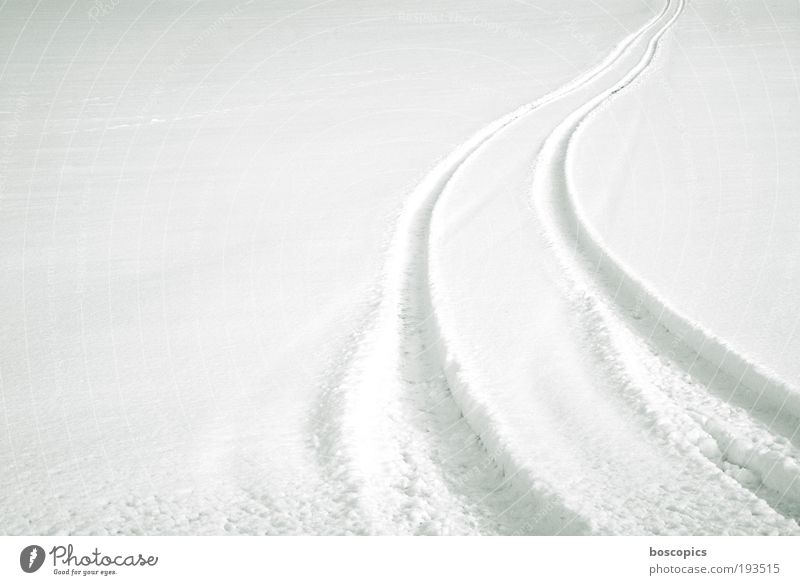 weiss Landschaft Winter Feld Autofahren Wege & Pfade weiß Umwelt Reifenspuren Schnee offroad Farbfoto Menschenleer Textfreiraum links Morgen Tag