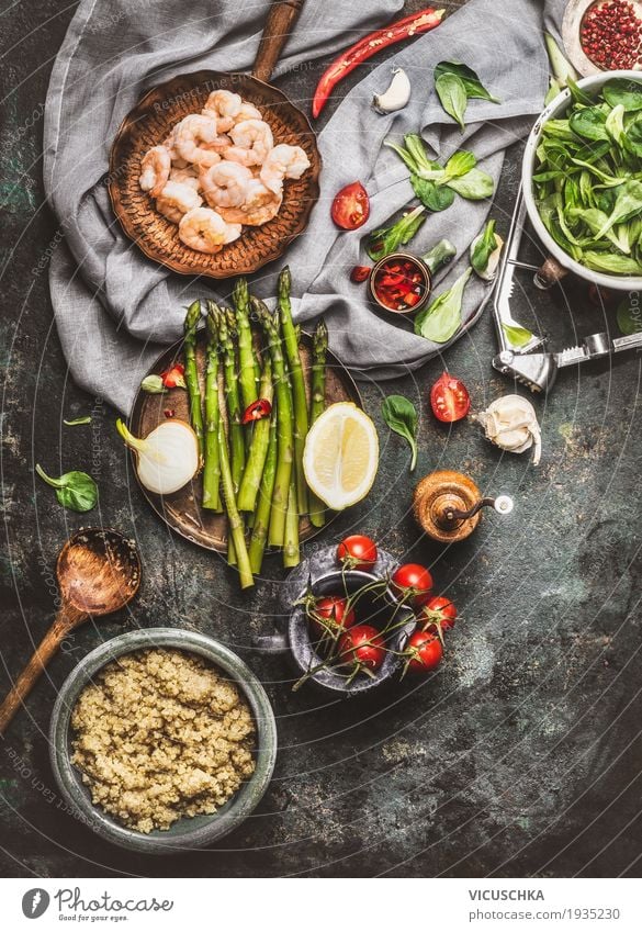 Quinoa-Salat Zubereitung mit Garnelen, Spargel und Gemüse Lebensmittel Meeresfrüchte Salatbeilage Getreide Kräuter & Gewürze Öl Ernährung Mittagessen Abendessen