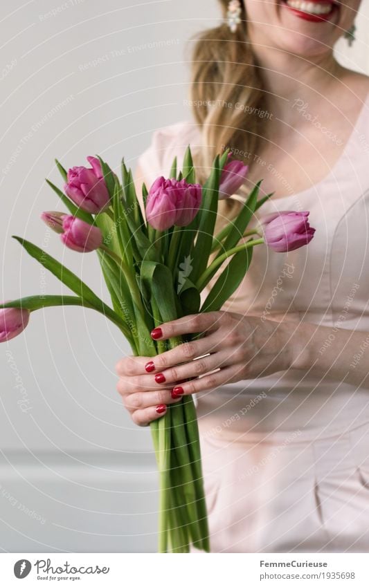 Frühling_10 feminin Junge Frau Jugendliche Erwachsene Mensch 18-30 Jahre Glück Blume Blumenstrauß Tulpe Stengel festhalten Hand Nagellack Kleid rosa Lächeln