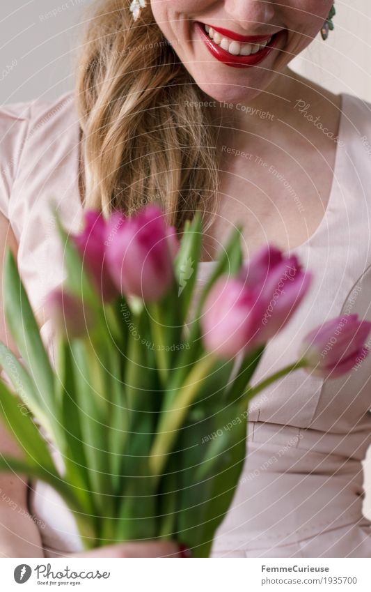 Frühling_07 feminin Junge Frau Jugendliche Erwachsene 1 Mensch 18-30 Jahre Glück Tulpe Blume Blumenstrauß rosa Kleid lachen Zopf blond festhalten Valentinstag