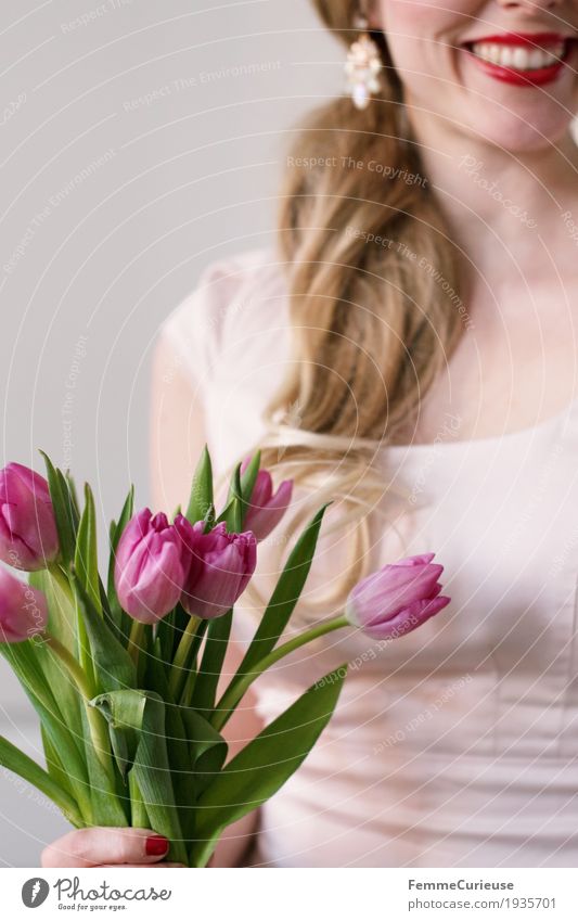 Frühling_13 feminin Junge Frau Jugendliche Erwachsene Mensch 18-30 Jahre Glück lockig Romantik Frühlingsgefühle Tulpe Blume Blumenstrauß blond Lächeln Ohrringe