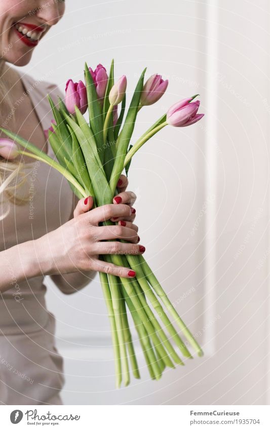 Frühling_11 feminin Junge Frau Jugendliche Erwachsene Mensch 18-30 Jahre Glück Valentinstag Geburtstag Hochzeit Blume Blumenstrauß Tulpe Stengel Kleid Hand