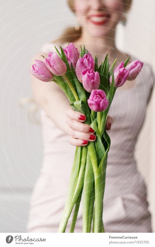 Frühling_03 feminin Junge Frau Jugendliche Erwachsene 1 Mensch 18-30 Jahre 30-45 Jahre Frühlingsgefühle Pastellton Valentinstag Geburtstag geben Blume