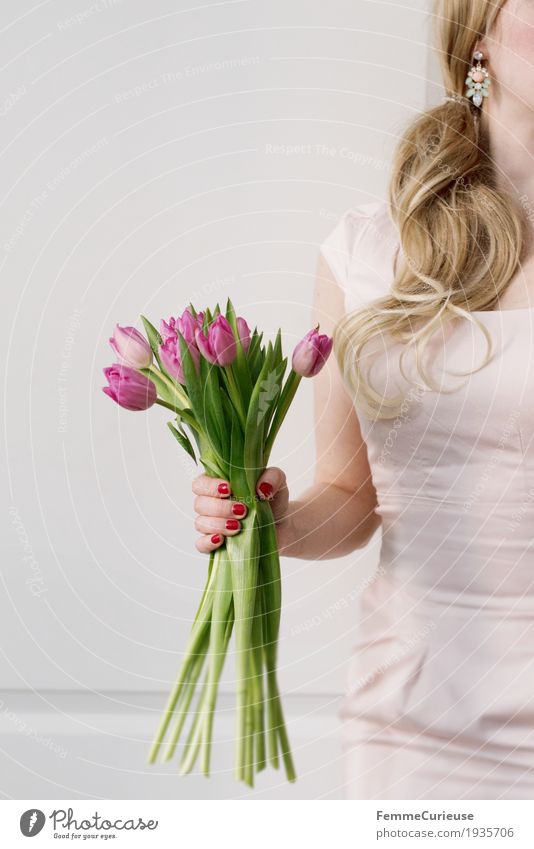 Frühling_08 feminin Junge Frau Jugendliche Erwachsene 1 Mensch 18-30 Jahre Stengel Tulpe Blume Blumenstrauß Hochzeit Valentinstag blond Zopf festhalten Hand