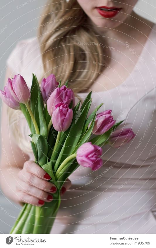 Frühling_02 feminin Junge Frau Jugendliche Erwachsene 1 Mensch 18-30 Jahre 30-45 Jahre Blumenstrauß Tulpe rosa Valentinstag Liebe Zopf blond Etuikleid Kleid