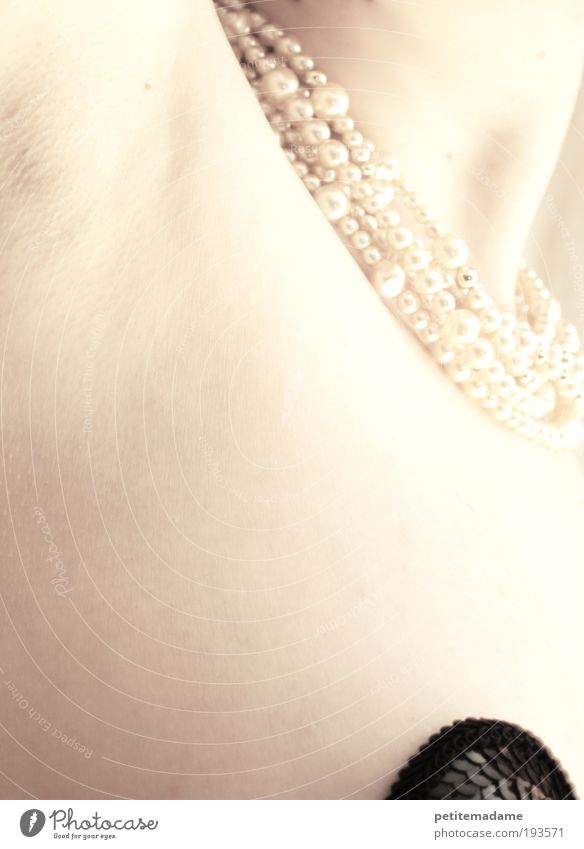 Achsel elegant Haut Mensch feminin Brust Achselhöhle 1 Unterwäsche Perlenkette weiß Leichtigkeit zart Hals fragil Gedeckte Farben Studioaufnahme Nahaufnahme