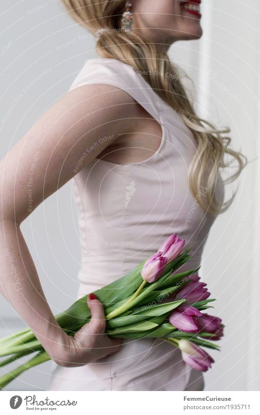 Frühling_05 feminin Junge Frau Jugendliche Erwachsene 1 Mensch 18-30 Jahre 30-45 Jahre Blume Blumenstrauß Tulpe rosa Pastellton blond Zopf Lächeln festhalten