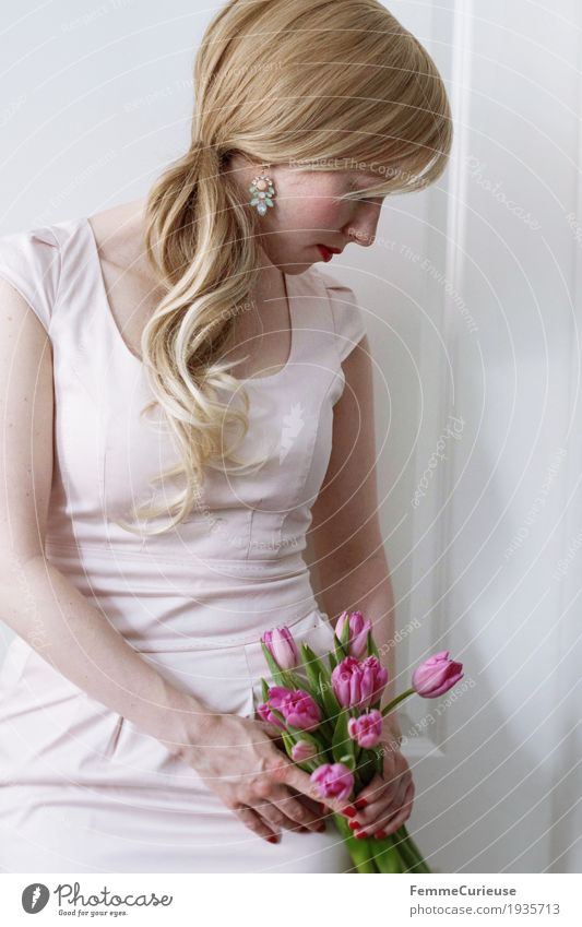 Frühling_12 feminin Junge Frau Jugendliche Erwachsene Mensch 18-30 Jahre blond Tulpe Blume Blumenstrauß rosa Romantik Kleid Zopf Liebe Valentinstag