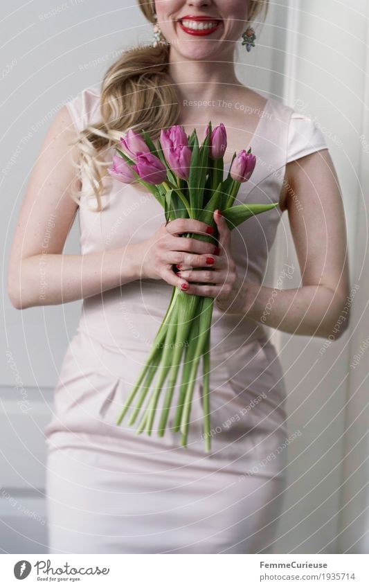 Frühling_01 feminin Junge Frau Jugendliche Erwachsene Mensch 18-30 Jahre 30-45 Jahre Valentinstag Braut Hochzeit Blume Blumenstrauß Tulpe rosa Kleid Etuikleid