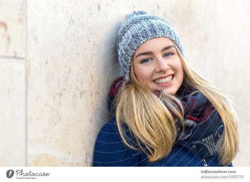 Hübsche junge Frau, die an der Kamera lächelt Glück schön Gesicht Winter Erwachsene 1 Mensch 18-30 Jahre Jugendliche Herbst Schal Hut blond Lächeln attraktiv