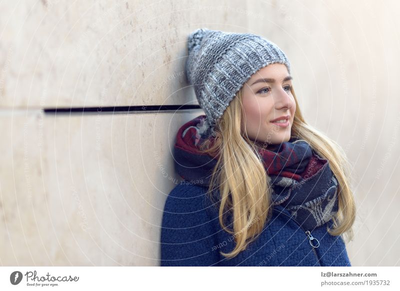 Nachdenklich attraktive junge blonde Frau Lifestyle schön Gesicht Winter Erwachsene 1 Mensch 18-30 Jahre Jugendliche Herbst Mode Schal Hut Denken Beanie