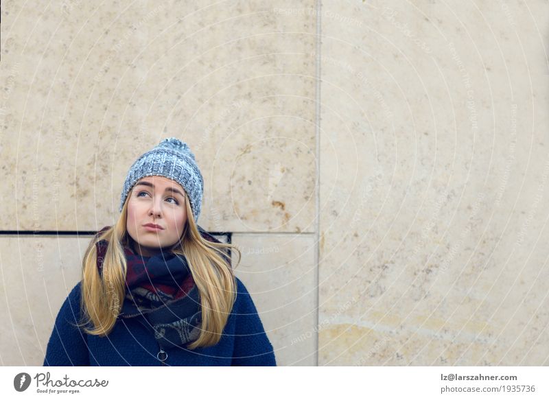 Durchdachte junge blonde Frau, die oben schaut schön Gesicht Winter Erwachsene 1 Mensch 18-30 Jahre Jugendliche Herbst Mode Schal Denken stehen Idee