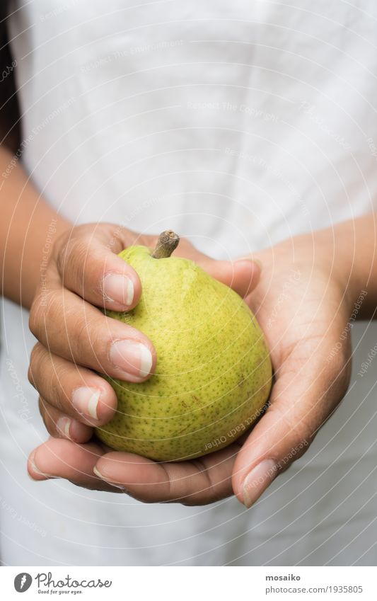 Nahaufnahme von Händen - Frau hält eine gelbe Birne Frucht Vegetarische Ernährung Diät Sommer Garten Erntedankfest Gartenarbeit Mensch Erwachsene Hand Finger