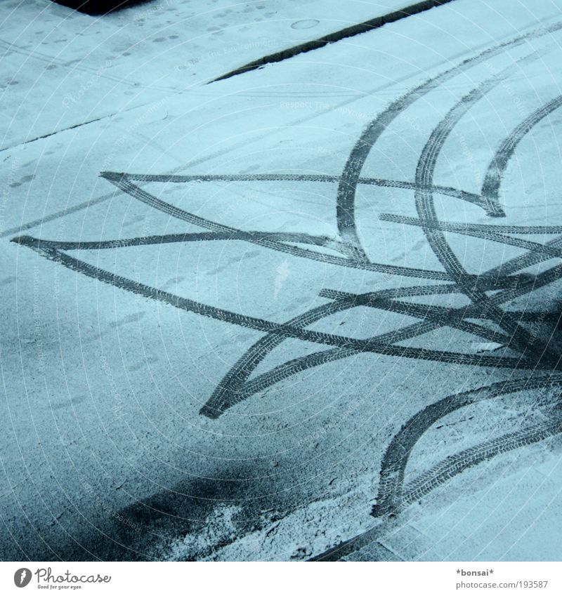 manöver Winter Eis Frost Schnee Verkehrswege Straßenverkehr Autofahren frieren kalt klug schwarz weiß bequem anstrengen Bewegung Entschlossenheit Mobilität