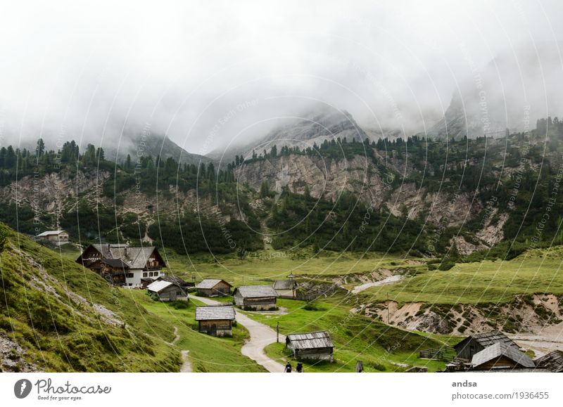 Kleines Dorf in den Dolomiten bei Nebel grün Hochnebel Wolken schlechtes Wetter schlechte Sicht Ursprünglich Haus Häuser Wege Wald grau Menschenleer