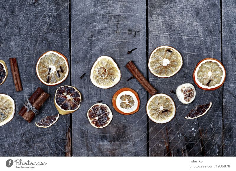 Scheiben der Orange und der Zitrone auf einer grauen Holzoberfläche Frucht Dessert Kräuter & Gewürze Tisch Weihnachten & Advent Baum alt frisch lecker natürlich
