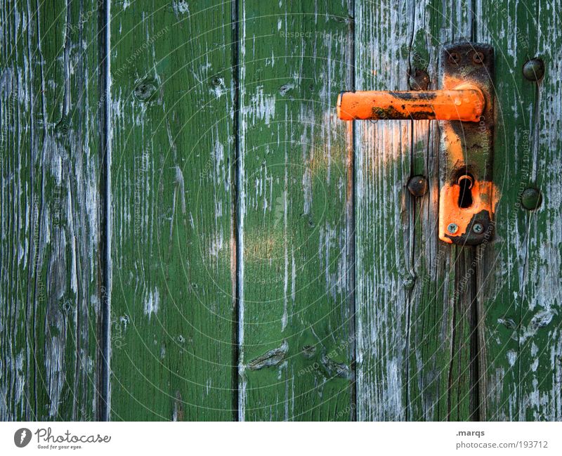 Einlass Häusliches Leben Wohnung Renovieren Tür Holz alt einfach grün Verfall Vergänglichkeit orange Kontrast Farbfoto mehrfarbig Außenaufnahme Detailaufnahme
