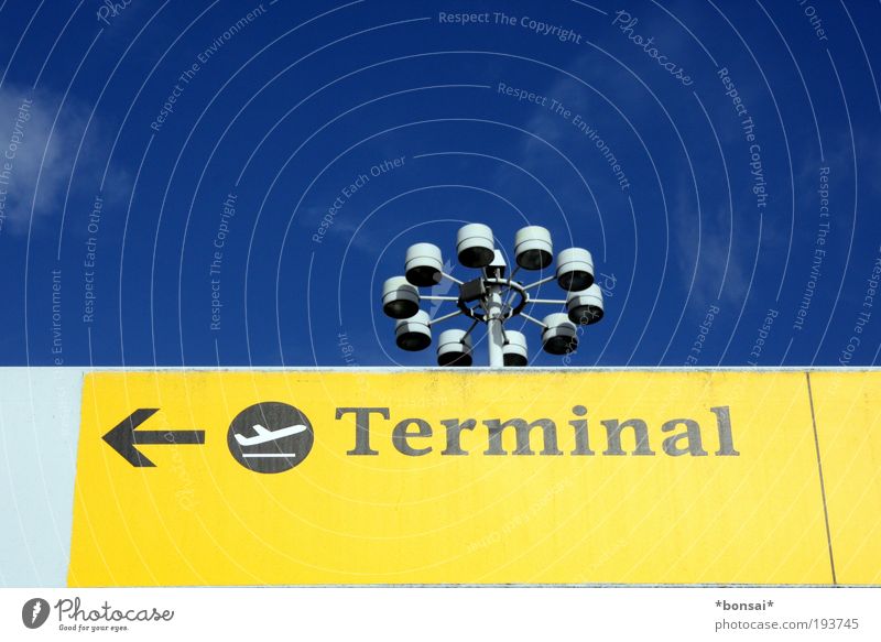 <-- nach hause Ferien & Urlaub & Reisen Tourismus Himmel Sonnenlicht Stadtrand Flughafen Verkehr Luftverkehr Zeichen Schriftzeichen Schilder & Markierungen
