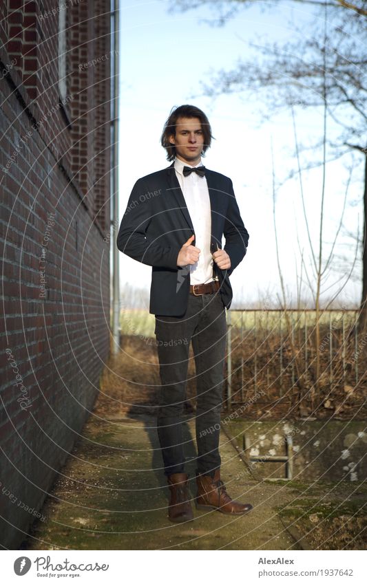 Party draussen - junger Mann in Anzug neben einem Backsteingebäude elegant Stil Haus Geländer Junger Mann Jugendliche 18-30 Jahre Erwachsene Landschaft
