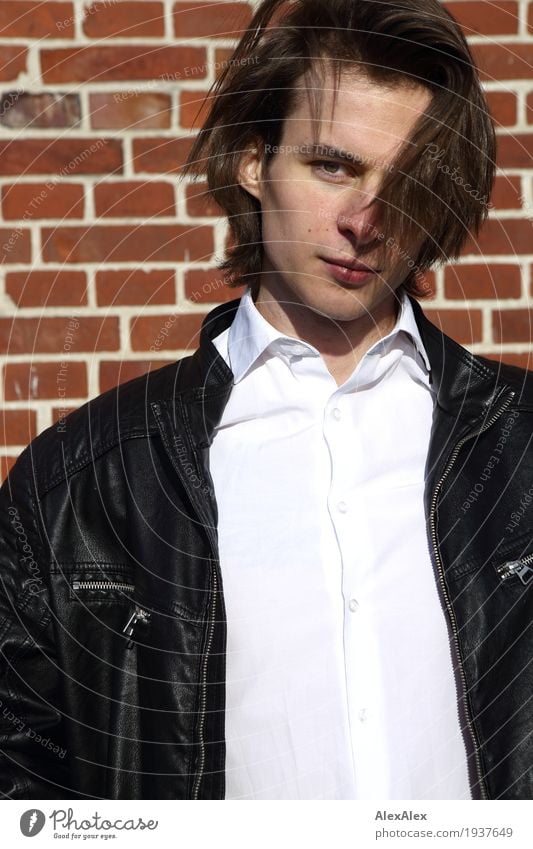 geblickt - junger Mann in Lederjacke und Hemd vor einer Backsteinwand Stil Freude Steinmauer Junger Mann Jugendliche Haare & Frisuren Gesicht 18-30 Jahre