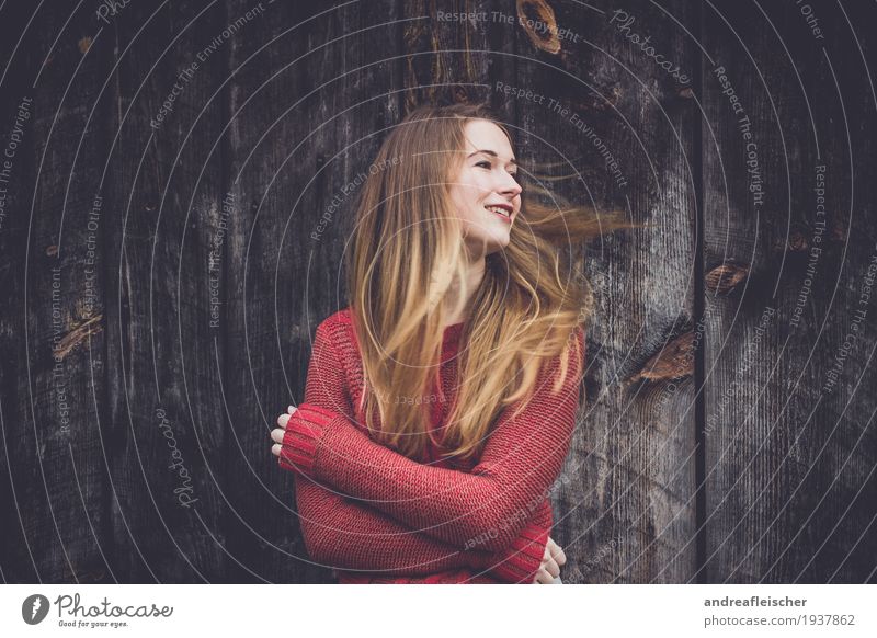 Vom Winde verweht feminin Junge Frau Jugendliche 1 Mensch 18-30 Jahre Erwachsene Pullover blond langhaarig Bewegung drehen Lächeln Blick träumen Umarmen warten