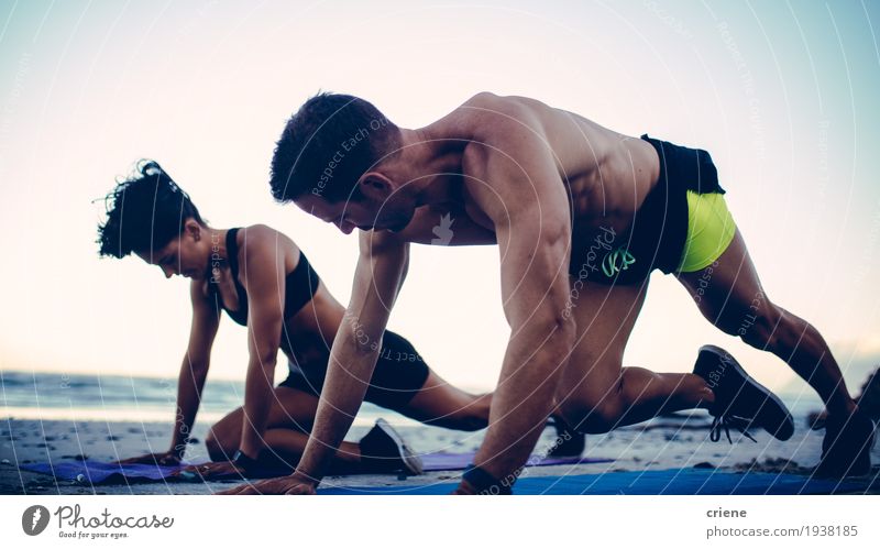 Kaukasische junge Erwachsene, die zusammen ABS ausbilden Freude Körperpflege sportlich Fitness Leben Wohlgefühl Strand Sport Sport-Training Sportler Frau Mann