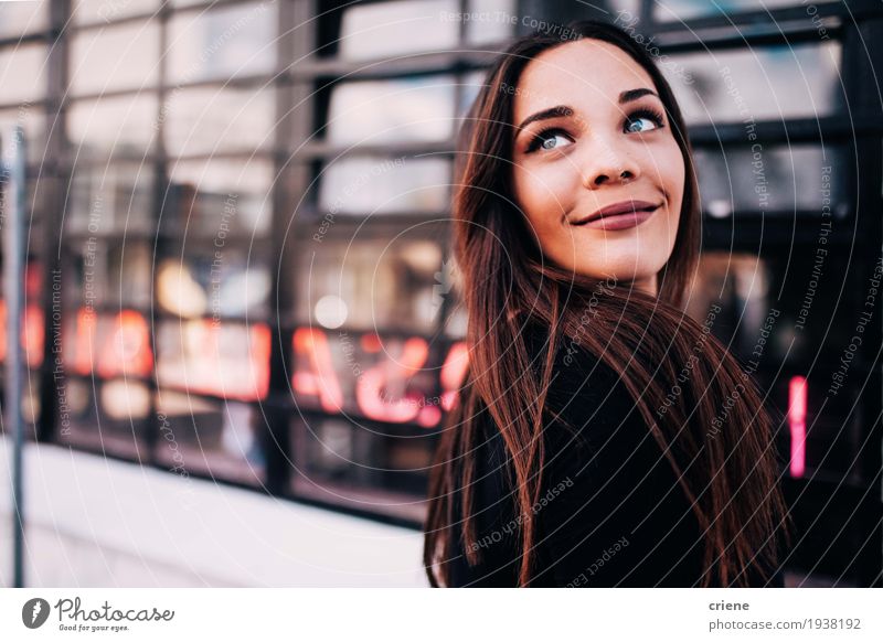 Portrait der glücklichen lächelnden jungen Frauen Lifestyle Freude Mensch Junge Frau Jugendliche Erwachsene 18-30 Jahre brünett Lächeln Glück schön Gefühle