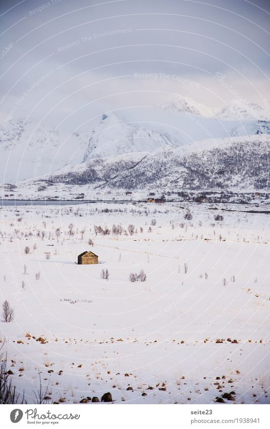 Einsame Hütte im Schnee Umwelt Natur Landschaft Wolken Winter Wetter Eis Frost Schneefall Feld Berge u. Gebirge Gipfel Menschenleer Wasser Erholung