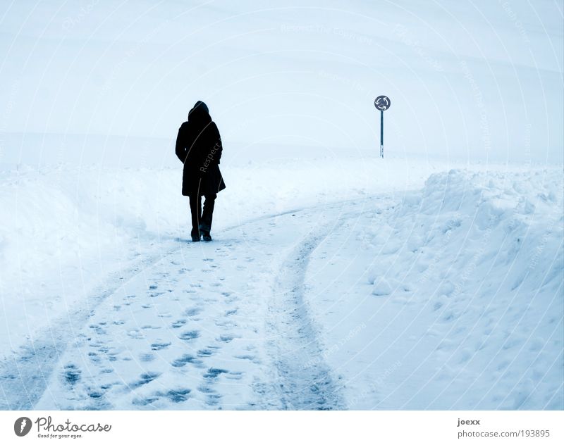 Kreisverkehr Frau Erwachsene 1 Mensch Winter Eis Frost Schnee Hügel Verkehrswege Fußgänger Straße gehen träumen Traurigkeit kalt blau Einsamkeit Bewegung