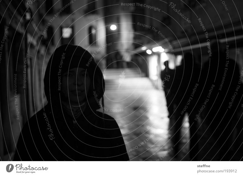 schattig Junge Frau Jugendliche 1 Mensch 18-30 Jahre Erwachsene Venedig Altstadt Stadt ausgehen Nachtleben Kapuze Schwarzweißfoto Außenaufnahme Porträt
