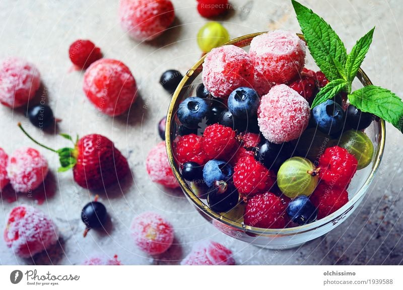 Funkyfruits Frucht Becher Gesundheit gleich Wellness Zufriedenheit Beeren Fruits Heidelbeer Pfefferminz Erdbeeren Frozen Zucker süß Farbfoto Innenaufnahme Tag