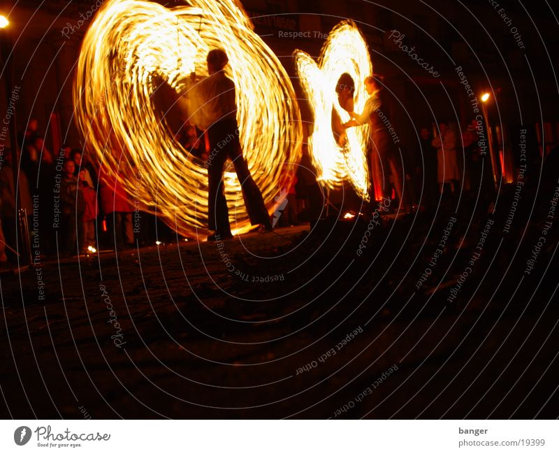 Feuer I Licht brennen Show heiß gefährlich Menschengruppe Brand Tanzen Musik bedrohlich