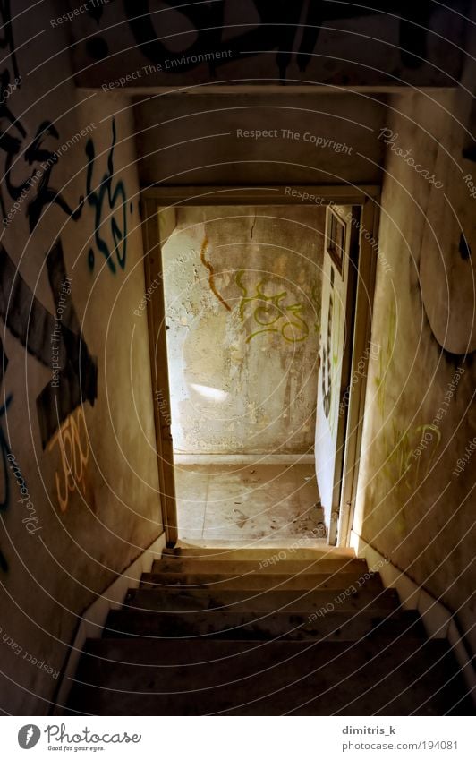 verlassene Haustreppe Ruine Gebäude Architektur Treppe Tür Graffiti alt dreckig dunkel trist Einsamkeit Dekadenz Verfall Verlassen Abstieg absteigend