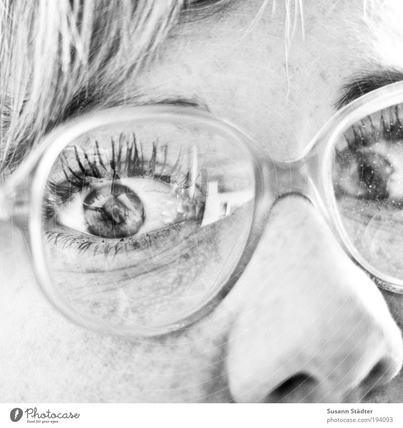 Suse mit Oma`s Nasenfahrrad Frau Erwachsene Kopf Haare & Frisuren Gesicht Auge 18-30 Jahre Jugendliche brünett blond Pony beobachten Blick alt Hornbrille Brille