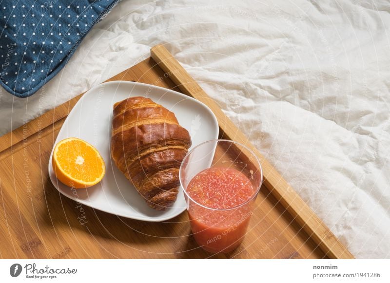 Frühstück im Bett Lifestyle Wohlgefühl Erholung Schlafzimmer Essen trinken bequem Hotel gemütlich Tag lecker Getränk Morgen Lebensmittel Frucht